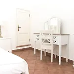 And So לינה וארוחת בוקר 4*