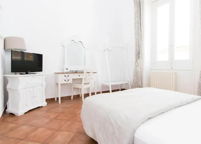 And So לינה וארוחת בוקר