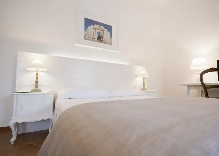 לינה וארוחת בוקר And So 3*